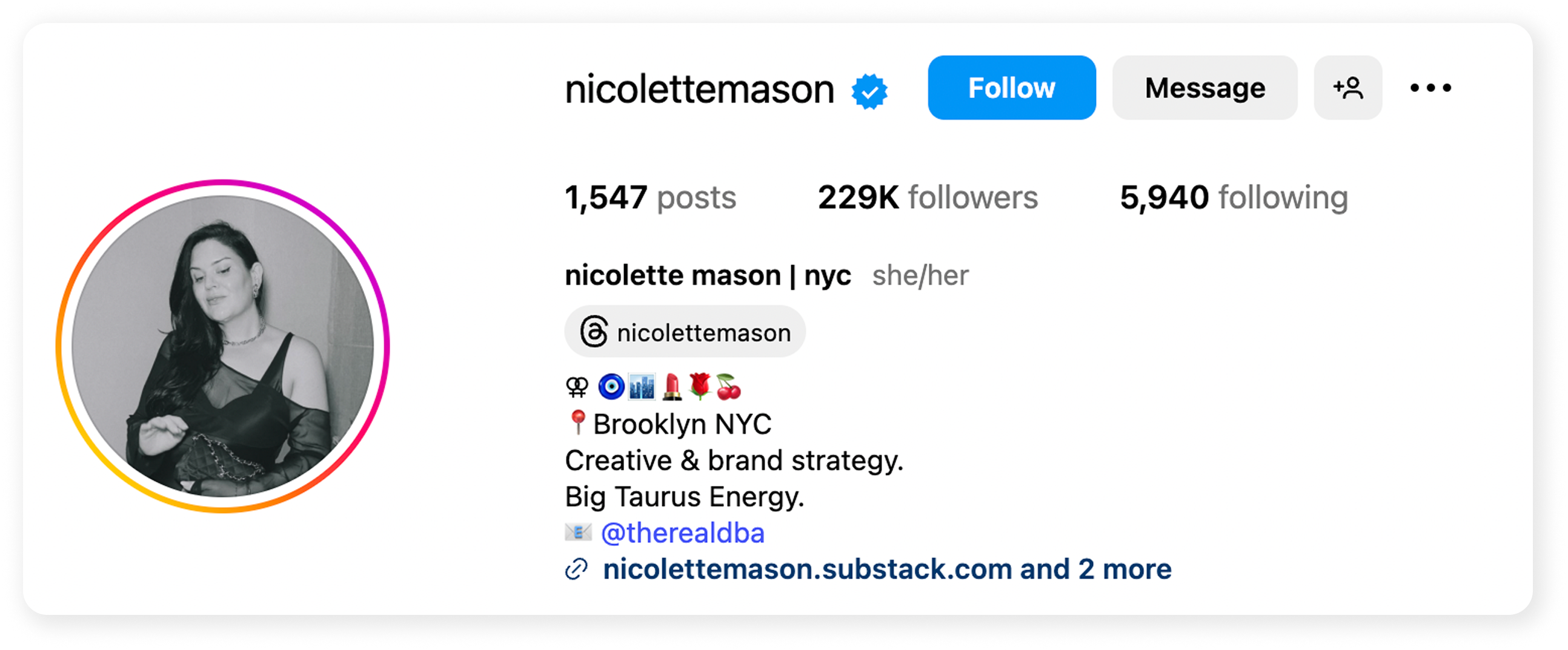 Frammento della biografia Instagram di Nicolette Mason e metriche che mostrano una crescita positiva Instagram .